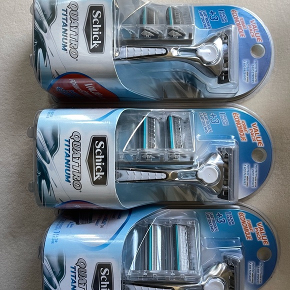 3 Schick Quattro Titanium Razor - Picture 2 of 6